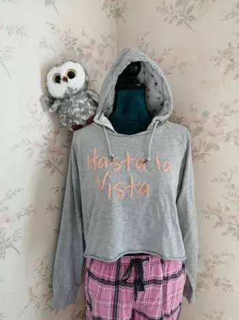 Sweat à capuche de pyjama gris avec message brodé / fashion private company / (42-44)