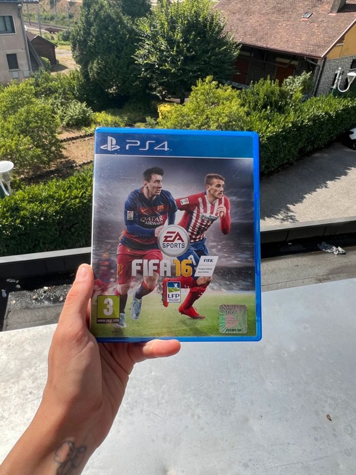 Lot de 2 jeux FIFA playstation 4 FIFA 16 & FIFA 18