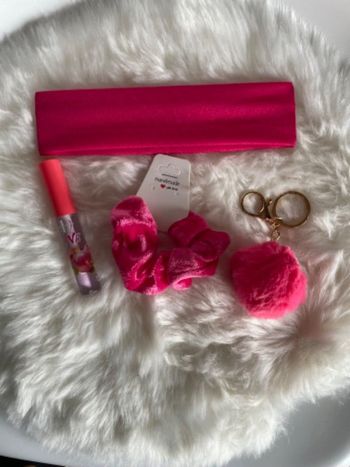 Accessoires pour cheveux + porte-clés + gloss