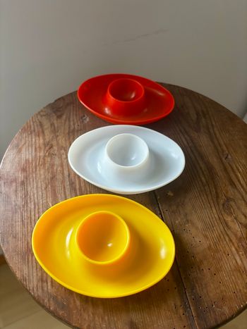 Ensemble de 3 coquetiers en plastique vintage