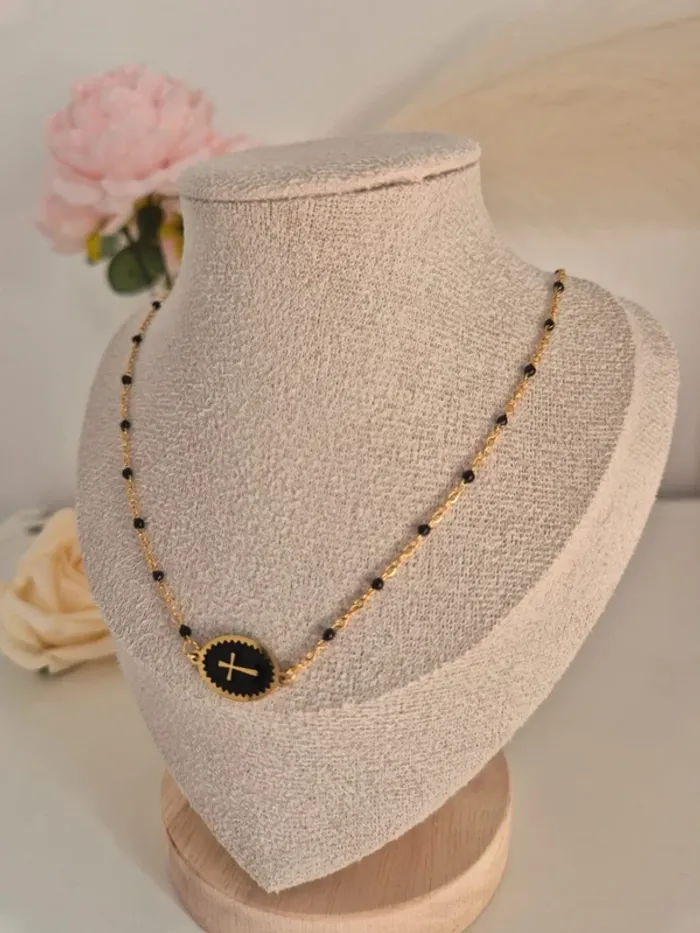 Collier style gigi dorée en acier inoxydable
🌸 perles résines noires avec médaille croix