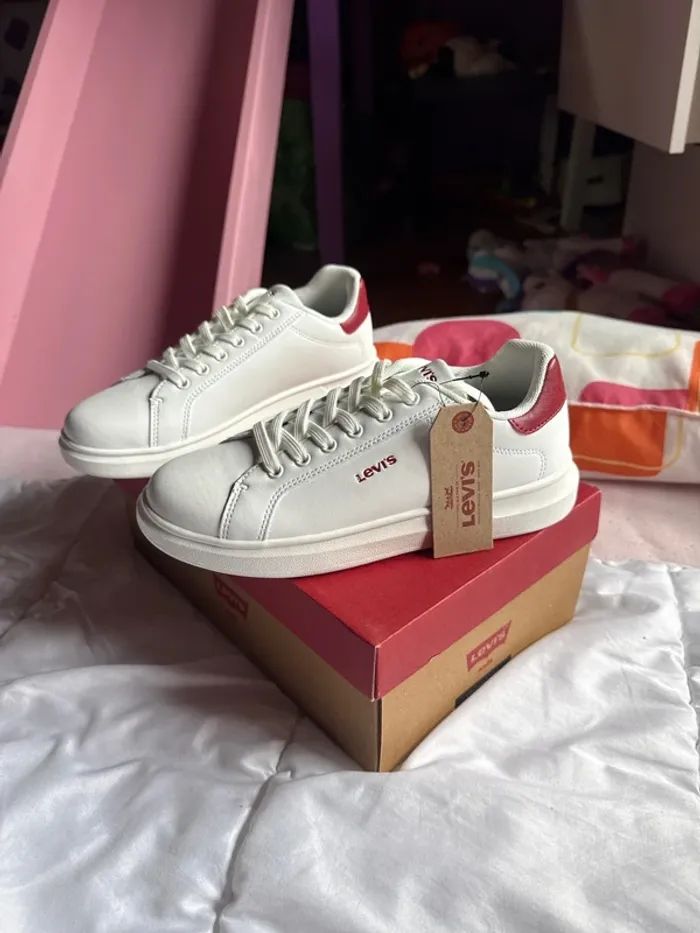 Jolie paire de baskets Levi’s neuves avec étiquette pointure 36