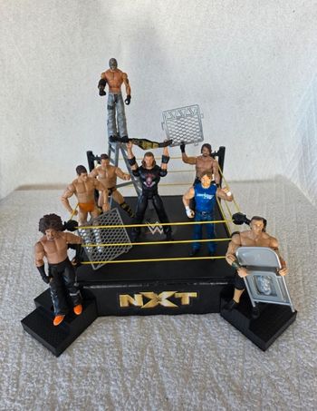 WWE Lot NXT ring + 8 figurines superstars + 7 accessoires