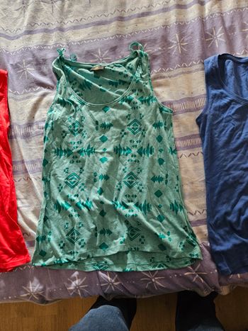 Débardeur fond vert motif vert