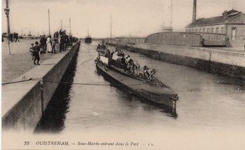 CPA - Marine de Guerre - OUISTREHAM-Sous - Marin entrant dans le Port N°4210