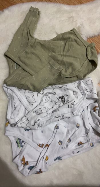 lot de 3 bodies t 1mois