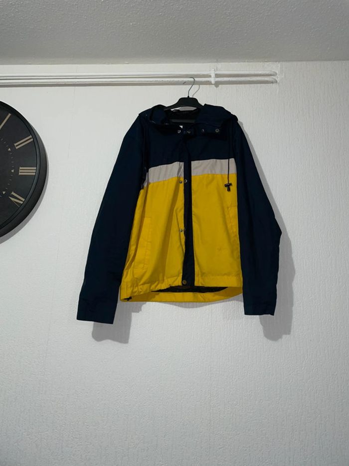 Veste coupe-vent imperméable bleu marine et jaune