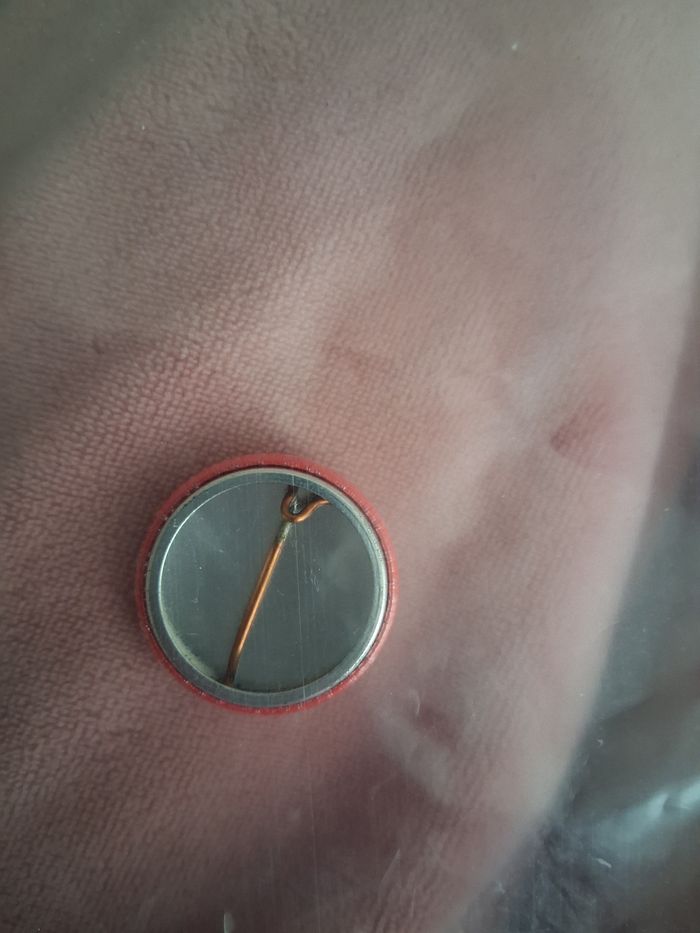 Petite broche fantaisie ronde lettre W - photo numéro 2