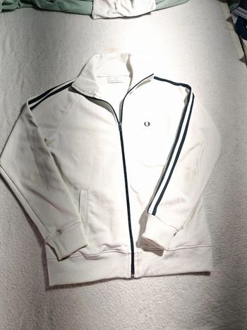 Élégante veste de survêtement Fred Perry taille L Femme, couleur blanc crème.