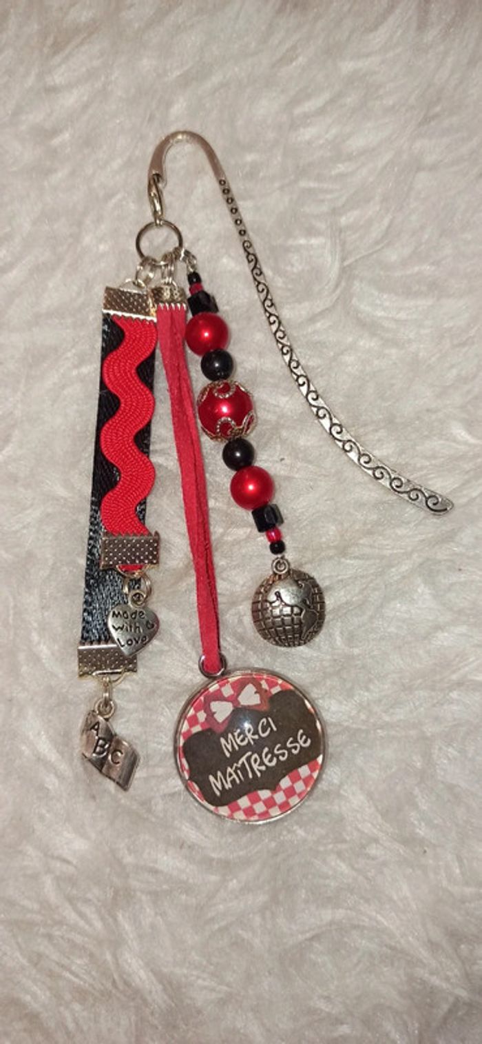 Cadeau maîtresse, bijoux de sac ou marque page " merci maitresse"