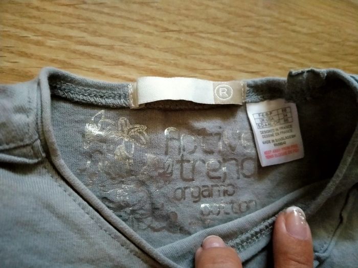 Tee shirt vert kaki. Court.
Taille 18 mois - photo numéro 3