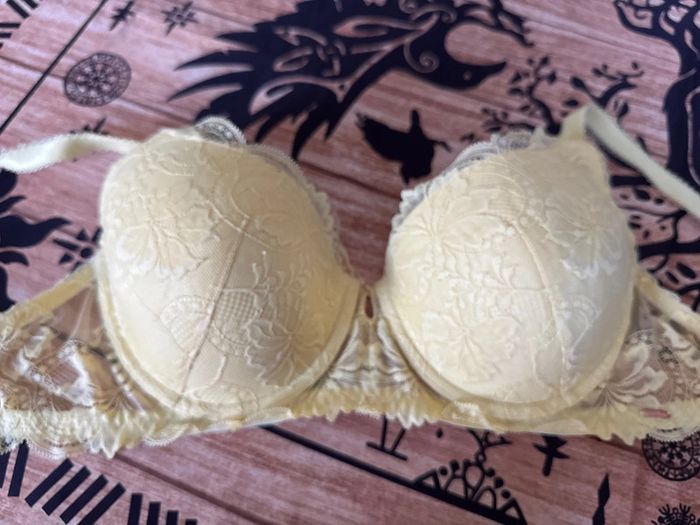Soutien gorge jaune femme