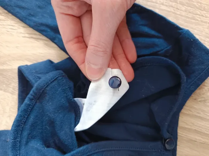 Boléro bleu marine à fleur rouge bébé fille 6 mois - photo numéro 3