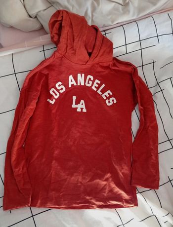 Tricot rouge a capuche Kiabi 6ans