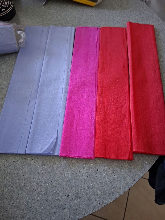 Lot de 5 rouleaux papier crépon rouge. Bleu. Violet