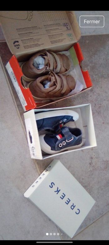 Une paire de sandales marque super fit couleur beige taille 22 
Une paire de basket bleu marque creeks taille 22