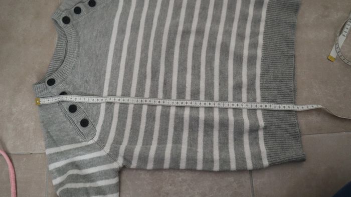 Pull gris avec rayure blanche - photo numéro 5