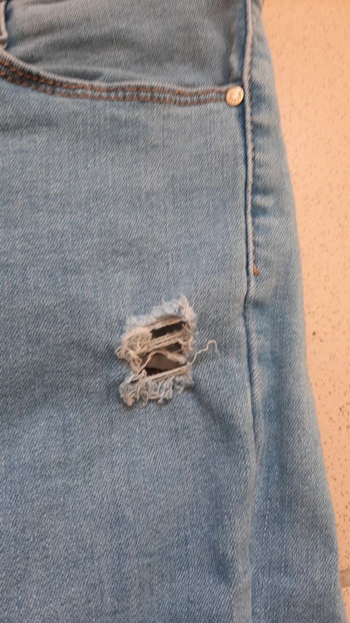 Jean troué femme taille 38 peux convenir 36 - photo numéro 4