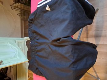 lot 5 pantalons DONT 2 NEUFS  et 3 bas jooing adidas ; en tbe