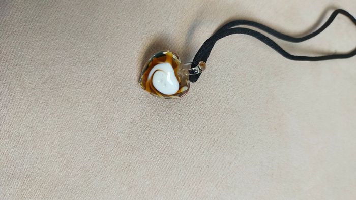 Pendentif fantaisie – Cœur orangé effet ambre avec matière blanche, résine stylée - photo numéro 6