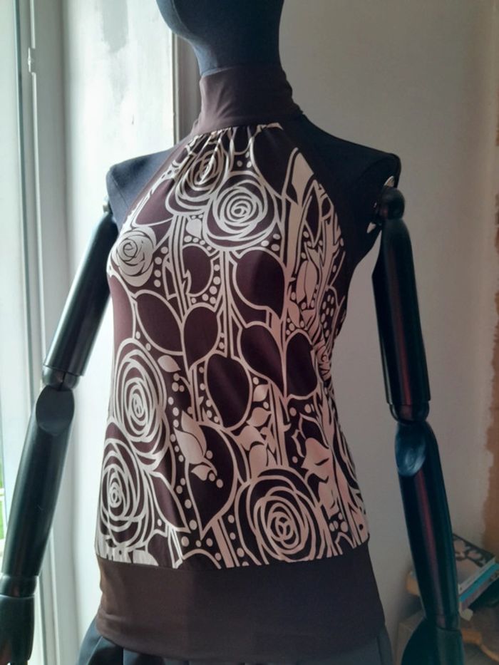 Top moulant dos nu avec noeud au cou motif fleurs marron et blanc col montant - photo numéro 7