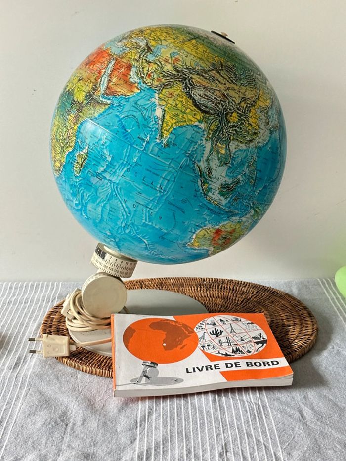 Globe terrestre lumineux vintage