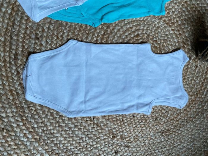Lot de 4 bodies débardeurs Marcels 9 mois - photo numéro 7
