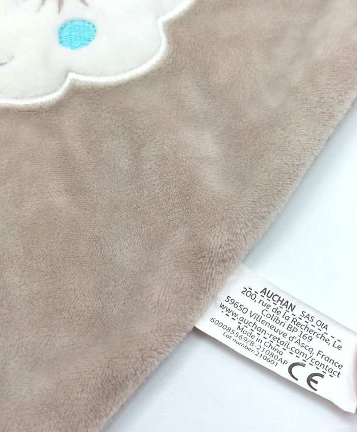 Doudou plat lapin beige AUCHAN nuage blanc yeux dormeurs joues bleues - photo numéro 4