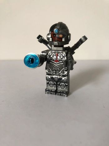 Figurine type lego Cyborg. Marvel