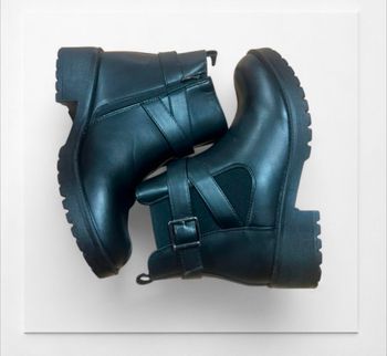 Bottine femme
Pointure 39 Neuf sans étiquette