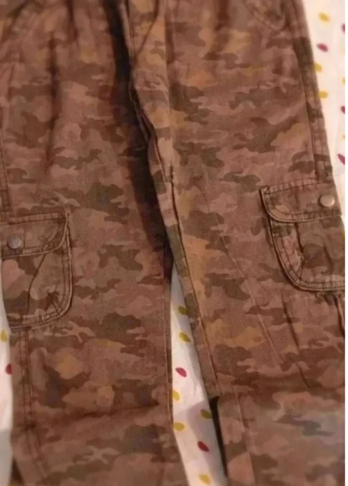 Pantalon  camouflage  très bon  état  9  ans