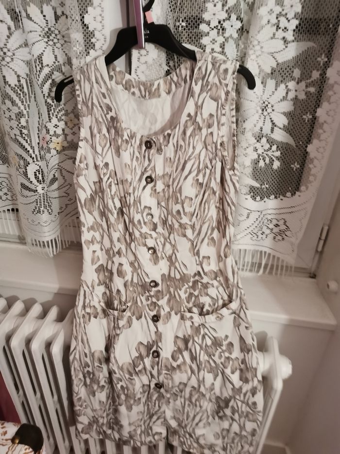 Robe longueur genou, boutonnée, 2 poches