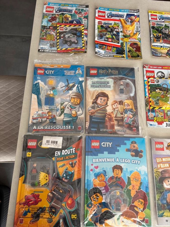 Lot de 12 magazines neufs lego avec figures à construire et collectionner - photo numéro 2