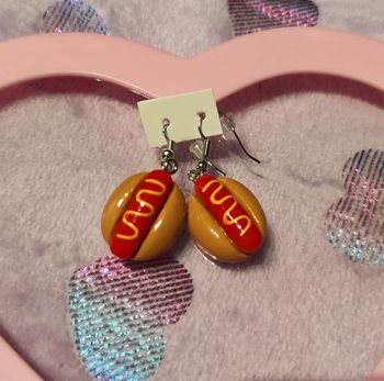 Petits hot dogs en résine en boucles d'oreilles