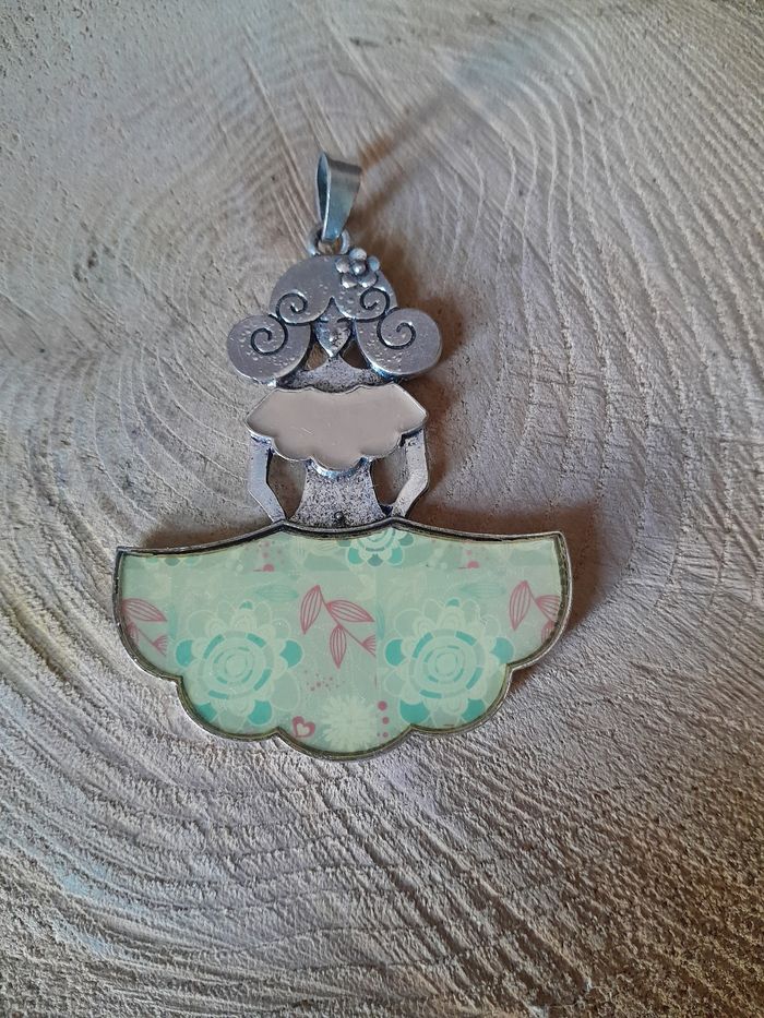 Pendentif fille - photo numéro 2
