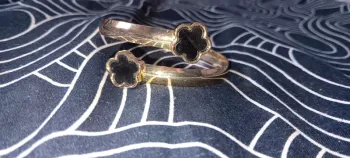 Bracelet jonc ouvert ajustable avec fleurs noires