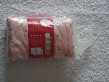 Drap housse rose avec des petites étoiles grises et blanches dessus 100% coton neuf Dim : 75 x 95 cm