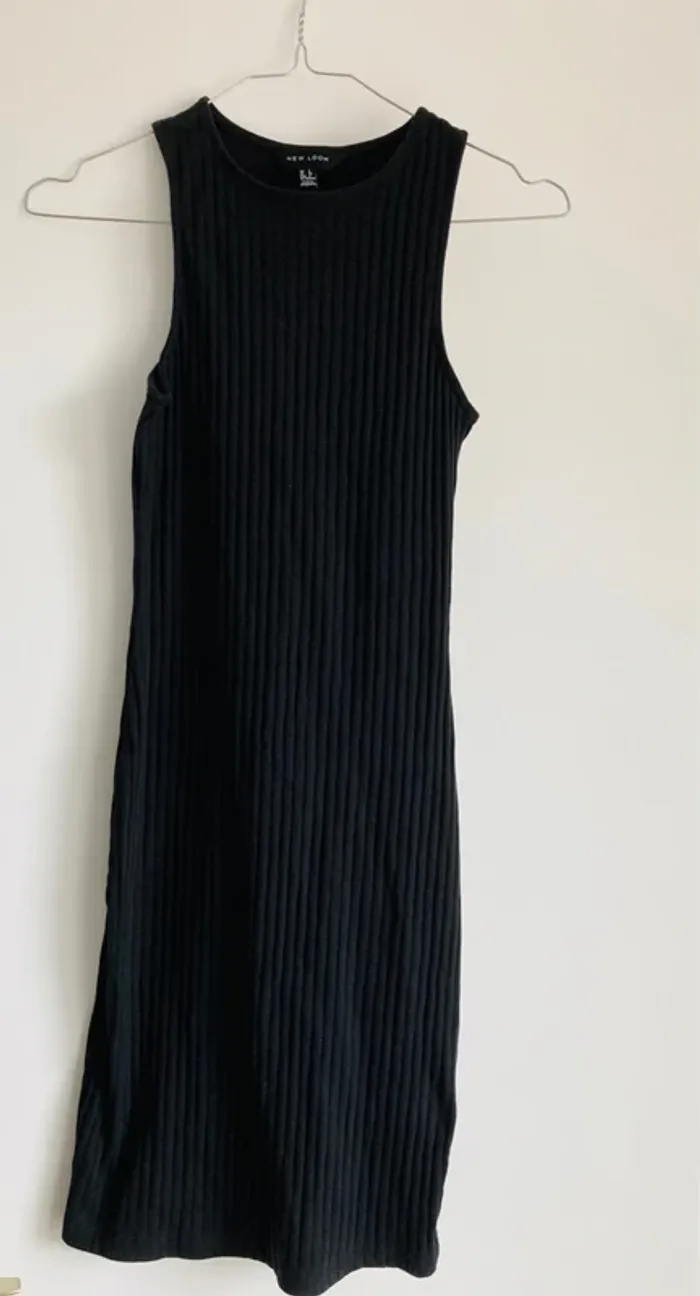 Petite robe noire courte moulante côtelée new look col rond