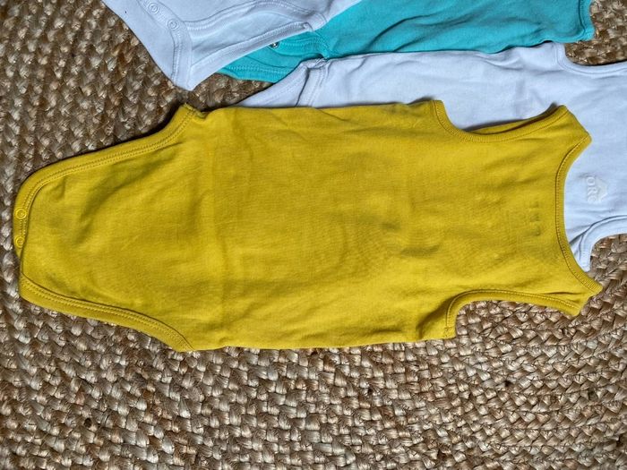 Lot de 4 bodies débardeurs Marcels 9 mois - photo numéro 2