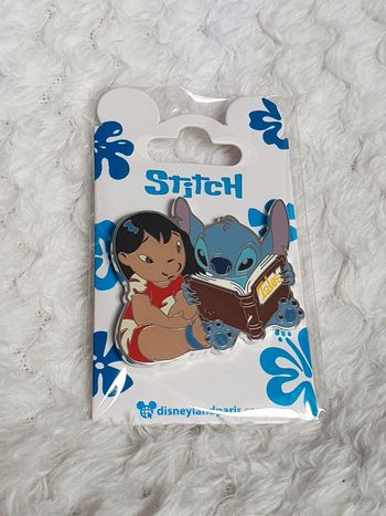 Pins disneyland paris oe Lilo et stitch lisent un livre