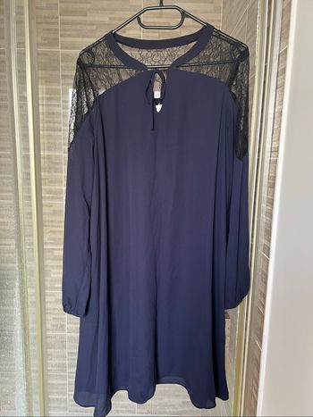 Robe bleu marine avec dentelle noire
