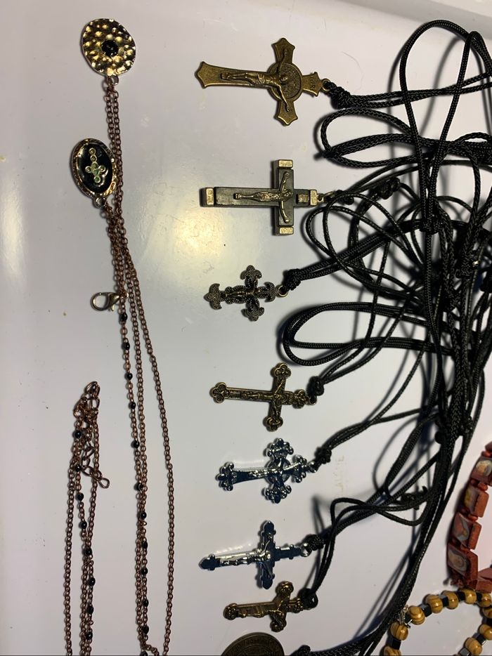 Gros lot bijoux accessoires religieux ( lire descriptif) - photo numéro 2