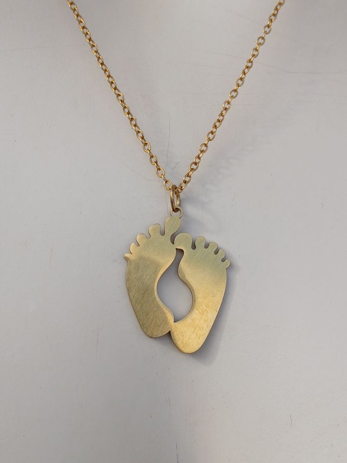 Collier en acier inoxydable doré pieds de bébé 👣