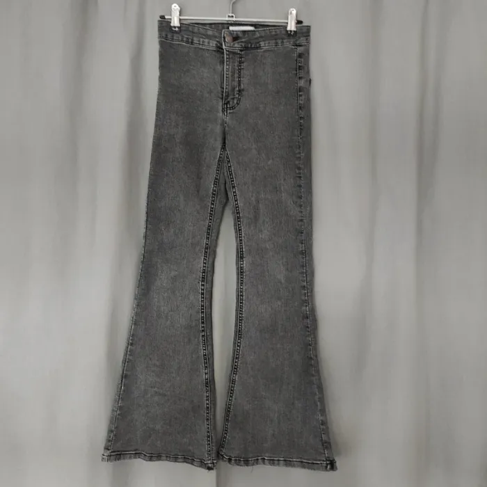 Beau jean type pattes d'éléphant