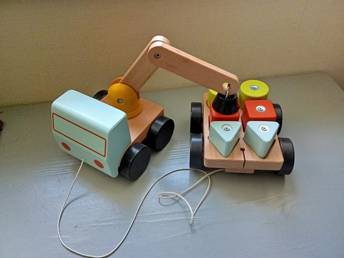 Camion et grue en bois