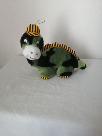 dinosaure en peluche