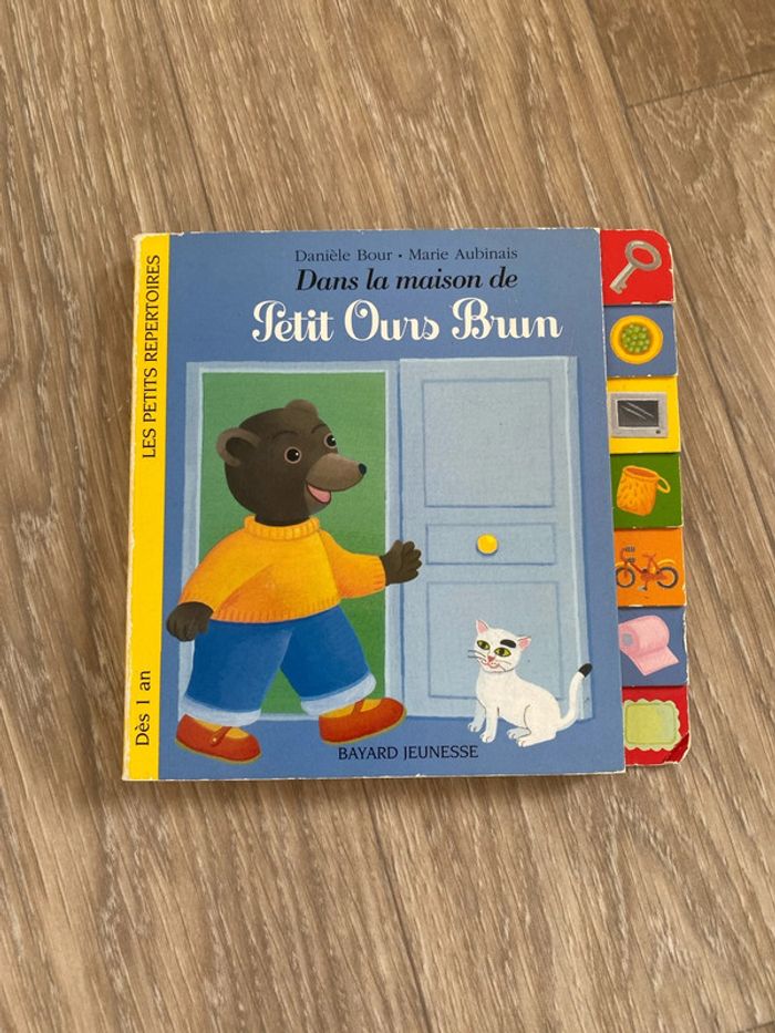 Livre en carton Dans la maison de petit ours brun