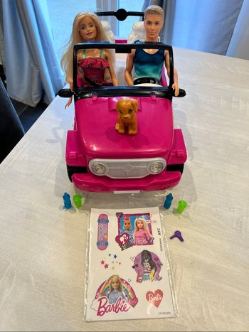 Barbie et ken  avec leur jeep et des accessoires