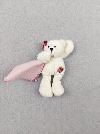 Petite Peluche ours nœud mouchoir doudou rose 14 cm Alice’s Bear shop Tilly