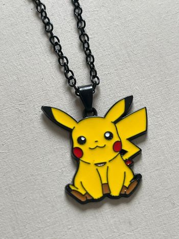 Pendentif en métal avec chaîne noire pikachu